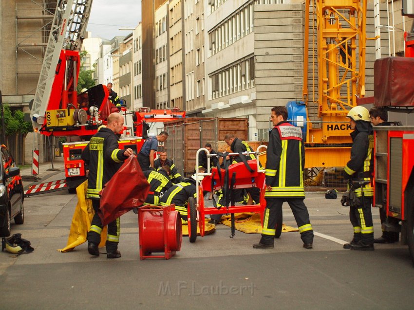 Person auf Baukran Koeln Christophstr P091.JPG